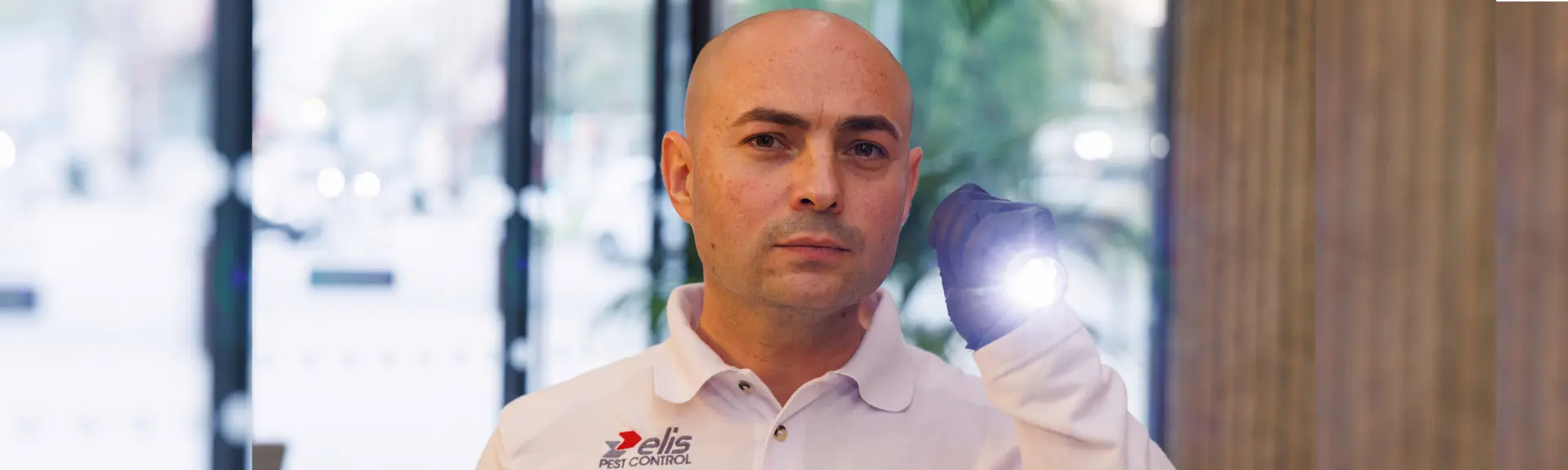 technicien elis pest control avec une lampe