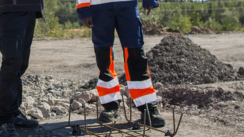 A man wearing Epishine trousers