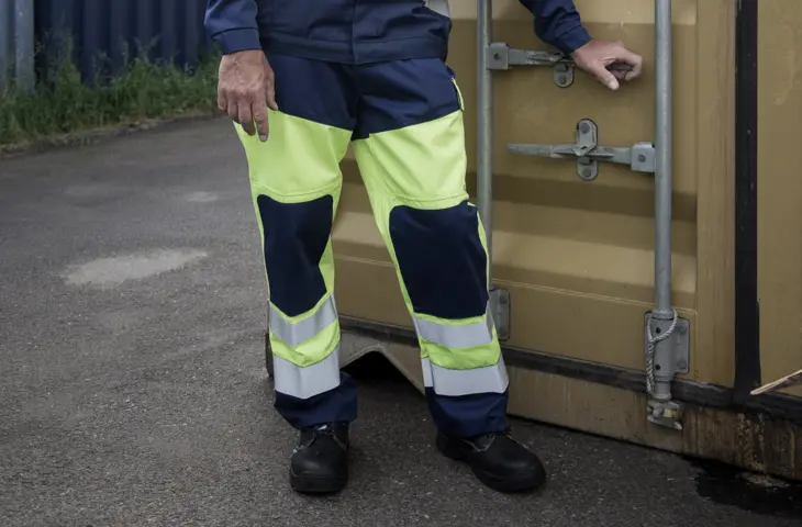 A man wearing Epiflash trousers
