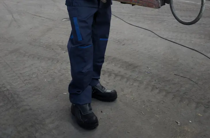 A man wearing Epinox trousers