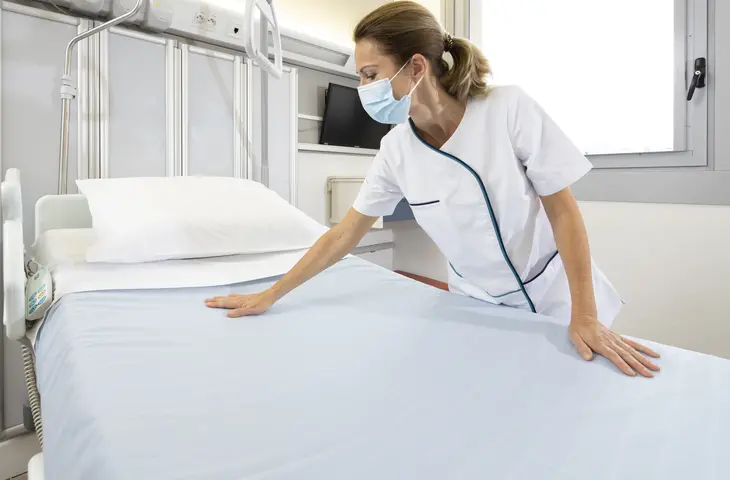 Femme avec tunique blanche et bleu marine