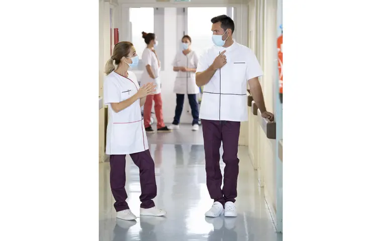 Femme et homme avec tunique pop life à l'hôpital